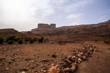 Fas 'ta Marakeş yakınlarındaki Atlas' ta Jebel Saghro çevresinde çamurdan ve samandan evler inşa edilmiş Berberi vahası.