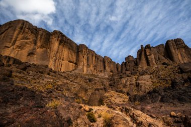 Fas 'ın Fas Atlas Tepeleri' nin panoramasında çöl vadileri ve turuncu kayalar Fas 'taki Ouarzazate Marakeş yakınlarında Jebel Saghro' daki Berber patikaları arasındadır.
