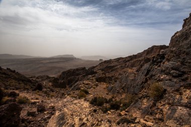 Fas 'ın Fas Atlas Tepeleri' nin panoramasında çöl vadileri ve turuncu kayalar Fas 'taki Ouarzazate Marakeş yakınlarında Jebel Saghro' daki Berber patikaları arasındadır.