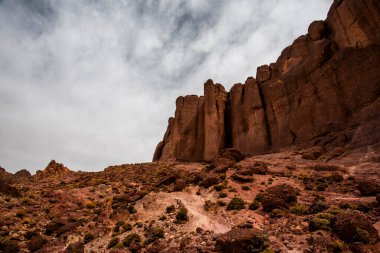 Fas 'ın Fas Atlas Tepeleri' nin panoramasında çöl vadileri ve turuncu kayalar Fas 'taki Ouarzazate Marakeş yakınlarında Jebel Saghro' daki Berber patikaları arasındadır.