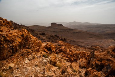 Fas 'ın Fas Atlas Tepeleri' nin panoramasında çöl vadileri ve turuncu kayalar Fas 'taki Ouarzazate Marakeş yakınlarında Jebel Saghro' daki Berber patikaları arasındadır.