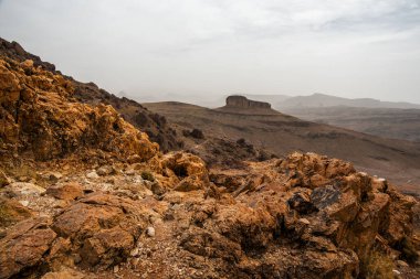 Fas 'ın Fas Atlas Tepeleri' nin panoramasında çöl vadileri ve turuncu kayalar Fas 'taki Ouarzazate Marakeş yakınlarında Jebel Saghro' daki Berber patikaları arasındadır.