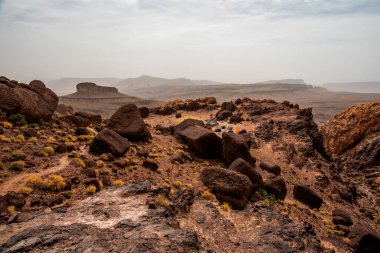 Fas 'ın Fas Atlas Tepeleri' nin panoramasında çöl vadileri ve turuncu kayalar Fas 'taki Ouarzazate Marakeş yakınlarında Jebel Saghro' daki Berber patikaları arasındadır.