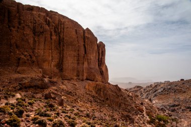 Fas 'ta Marakeş' te Ouarzazate yakınlarındaki Jebel Saghro 'daki Berber toprakları arasında çöl vadileri olan Fas Atlası' nın dağ zirveleri ile Fas Atlası 'nın çöl vadileri arasındaki kayalık patika. 