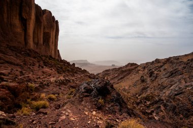 Fas 'ta Marakeş' te Ouarzazate yakınlarındaki Jebel Saghro 'daki Berber toprakları arasında çöl vadileri olan Fas Atlası' nın dağ zirveleri ile Fas Atlası 'nın çöl vadileri arasındaki kayalık patika. 