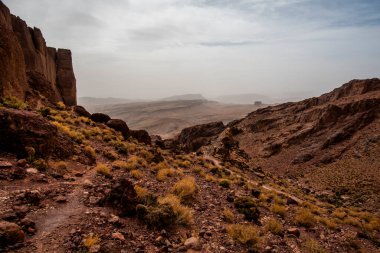 Fas 'ta Marakeş' te Ouarzazate yakınlarındaki Jebel Saghro 'daki Berber toprakları arasında çöl vadileri olan Fas Atlası' nın dağ zirveleri ile Fas Atlası 'nın çöl vadileri arasındaki kayalık patika. 