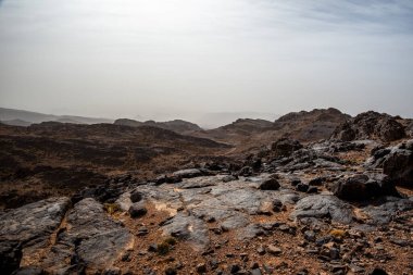 Fas 'ta Marakeş' te Ouarzazate yakınlarındaki Jebel Saghro 'daki Berber toprakları arasında çöl vadileri olan Fas Atlası' nın dağ zirveleri ile Fas Atlası 'nın çöl vadileri arasındaki kayalık patika. 