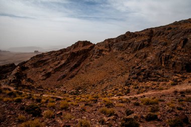 Fas 'ta Marakeş' te Ouarzazate yakınlarındaki Jebel Saghro 'daki Berber toprakları arasında çöl vadileri olan Fas Atlası' nın dağ zirveleri ile Fas Atlası 'nın çöl vadileri arasındaki kayalık patika. 