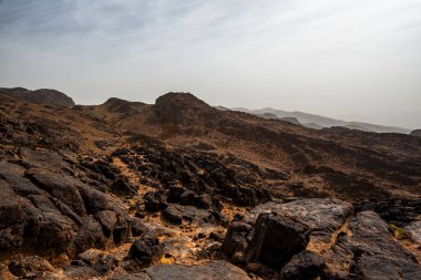 Marakeş Fas 'ta Ouarzazate yakınlarındaki Jebel Saghro' daki çöl vadileri ve Berber toprakları arasındaki Fas Atlası 'nın zirveleri arasındaki kayaları ve kaya oluşumlarını kapatın.