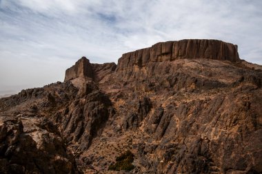 Marakeş Fas 'ta Ouarzazate yakınlarındaki Jebel Saghro' daki çöl vadileri ve Berber toprakları arasındaki Fas Atlası 'nın zirveleri arasındaki kayaları ve kaya oluşumlarını kapatın.