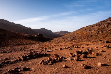 Marakeş Fas 'ta Ouarzazate yakınlarındaki Jebel Saghro' daki çöl vadileri ve Berber toprakları arasındaki Fas Atlası 'nın zirveleri arasındaki kayaları ve kaya oluşumlarını kapatın.