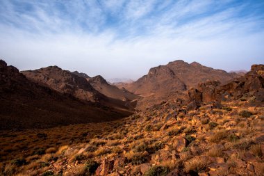 Fas 'ta Marakeş' te Ouarzazate yakınlarında Jebel Saghro 'daki Fas Atlası' nın zirveleri arasındaki Berber kervanlarının ve kayaların arasındaki çöl vadileri.