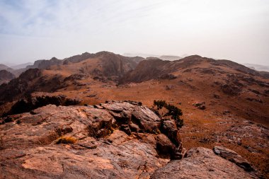 Fas 'ta Marakeş' te Ouarzazate yakınlarında Jebel Saghro 'daki Fas Atlası' nın zirveleri arasındaki Berber kervanlarının ve kayaların arasındaki çöl vadileri.