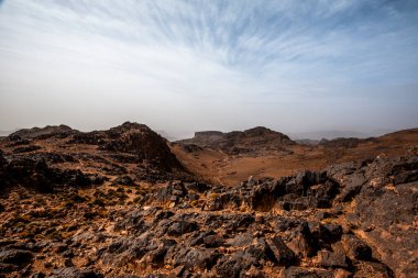 Fas 'ta Marakeş' te Ouarzazate yakınlarında Jebel Saghro 'daki Fas Atlası' nın zirveleri arasındaki Berber kervanlarının ve kayaların arasındaki çöl vadileri.