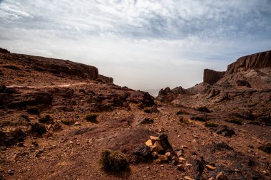 Fas 'ta Marakeş' te Ouarzazate yakınlarında Jebel Saghro 'daki Fas Atlası' nın zirveleri arasındaki Berber kervanlarının ve kayaların arasındaki çöl vadileri.