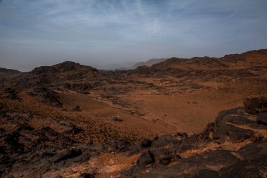 Fas 'ta Marakeş' te Ouarzazate yakınlarında Jebel Saghro 'daki Fas Atlası' nın zirveleri arasındaki Berber kervanlarının ve kayaların arasındaki çöl vadileri.