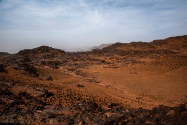 Fas 'ta Marakeş' te Ouarzazate yakınlarında Jebel Saghro 'daki Fas Atlası' nın zirveleri arasındaki Berber kervanlarının ve kayaların arasındaki çöl vadileri.