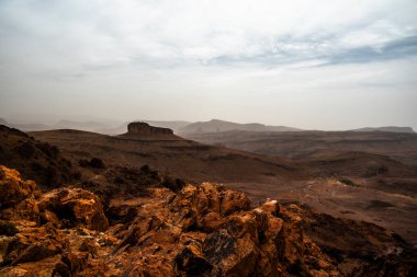 Fas 'ta Marakeş' te Ouarzazate yakınlarında Jebel Saghro 'daki Fas Atlası' nın zirveleri arasındaki Berber kervanlarının ve kayaların arasındaki çöl vadileri.