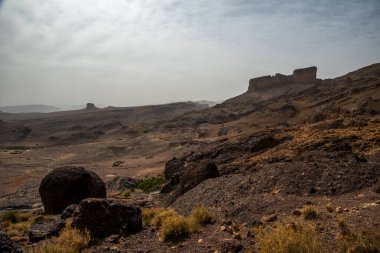 Fas 'ta Marakeş' te Ouarzazate yakınlarında Jebel Saghro 'daki Fas Atlası' nın zirveleri arasındaki Berber kervanlarının ve kayaların arasındaki çöl vadileri.