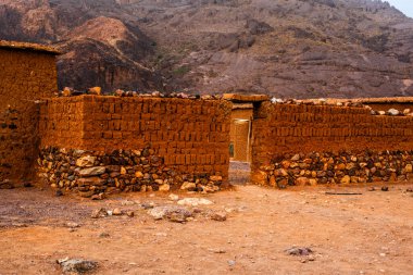 Fas 'ta Marakeş' te Ouarzazate yakınlarındaki Jebel Saghro 'daki Fas Atlası' ndan kervanlarla geçen Berberiler tarafından kullanılan barakalar ve evler.