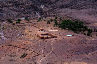 Fas 'ta Marakeş' te Ouarzazate yakınlarındaki Jebel Saghro 'daki Fas Atlası' ndan kervanlarla geçen Berberiler tarafından kullanılan barakalar ve evler.