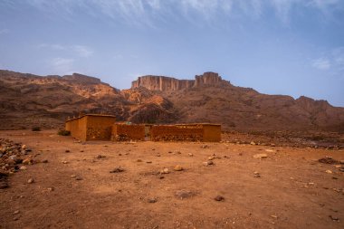 Fas 'ta Marakeş' te Ouarzazate yakınlarındaki Jebel Saghro 'daki Fas Atlası' ndan kervanlarla geçen Berberiler tarafından kullanılan barakalar ve evler.
