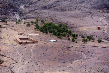 Fas 'ta Marakeş' te Ouarzazate yakınlarındaki Jebel Saghro 'daki Fas Atlası' ndan kervanlarla geçen Berberiler tarafından kullanılan barakalar ve evler.