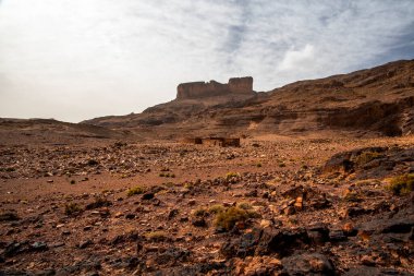 Fas 'ta Marakeş' te Ouarzazate yakınlarındaki Jebel Saghro 'daki Fas Atlası' ndan kervanlarla geçen Berberiler tarafından kullanılan barakalar ve evler.
