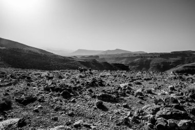 Berber katırları, Marakeş yakınlarındaki Fas 'taki Bab N Ali ve Jebel Saghro ve Fas' taki Ouarzazate yakınlarındaki raylardan Atlas Berber katır kervanını geçiyor.