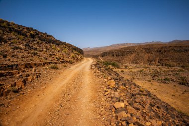 Marakeş yakınlarındaki Bab N Ali ve Jebel Saghro ile Fas 'taki Ouarzazate arasındaki atlas üzerindeki güney atlas Fas' ın tepeleri ve kayalıkları volkanik dağlardan, ovalardan ve platolardan oluşan bir panorama.