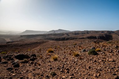 Marakeş yakınlarındaki Bab N Ali ve Jebel Saghro ile Fas 'taki Ouarzazate arasındaki atlas üzerindeki güney atlas Fas' ın tepeleri ve kayalıkları volkanik dağlardan, ovalardan ve platolardan oluşan bir panorama.