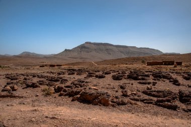 Marakeş yakınlarındaki Bab N Ali ve Jebel Saghro ile Fas 'taki Ouarzazate arasındaki atlas üzerindeki güney atlas Fas' ın tepeleri ve kayalıkları volkanik dağlardan, ovalardan ve platolardan oluşan bir panorama.