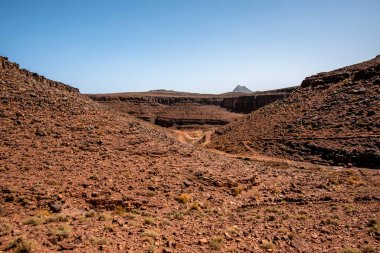 Marakeş yakınlarındaki Bab N Ali ve Jebel Saghro ile Fas 'taki Ouarzazate arasındaki atlas üzerindeki güney atlas Fas' ın tepeleri ve kayalıkları volkanik dağlardan, ovalardan ve platolardan oluşan bir panorama.