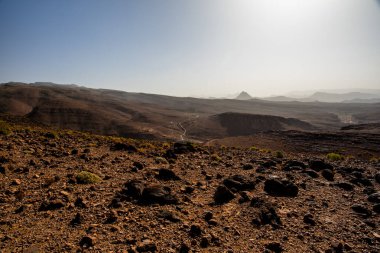 Marakeş yakınlarındaki Bab N Ali ve Jebel Saghro ile Fas 'taki Ouarzazate arasındaki atlas üzerindeki güney atlas Fas' ın tepeleri ve kayalıkları volkanik dağlardan, ovalardan ve platolardan oluşan bir panorama.
