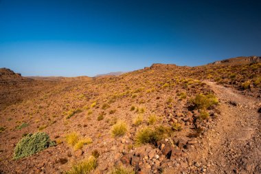 Marakeş yakınlarındaki Bab N Ali ve Jebel Saghro ile Fas 'taki Ouarzazate arasındaki atlas üzerindeki güney atlas Fas' ın tepeleri ve kayalıkları volkanik dağlardan, ovalardan ve platolardan oluşan bir panorama.
