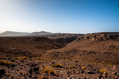 Marakeş yakınlarındaki Bab N Ali ve Jebel Saghro ile Fas 'taki Ouarzazate arasındaki atlas üzerindeki güney atlas Fas' ın tepeleri ve kayalıkları volkanik dağlardan, ovalardan ve platolardan oluşan bir panorama.
