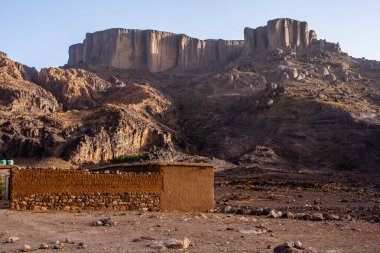 Yeşil Fas atlası vahasının dağ zirveleri arasındaki vaha Bab N Ali ile Marakeş yakınlarındaki Jebel Saghro ve Fas 'taki Ouarzazate arasındaki çöl kayaları arasındadır.