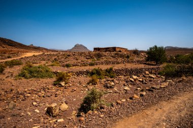 Yeşil Fas atlası vahasının dağ zirveleri arasındaki vaha Bab N Ali ile Marakeş yakınlarındaki Jebel Saghro ve Fas 'taki Ouarzazate arasındaki çöl kayaları arasındadır.