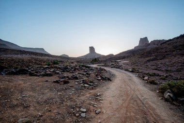 Gün batımında Bab N Ali 'nin Berber Atlası' nın turuncu kayaları ve dağlarıyla güzel manzarası Ourzazate Marakeş Fas yakınlarındaki Zagora bölgesinde yer alan bir jeolojik bölgedir.