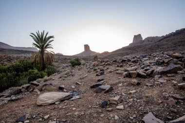 Gün batımında Bab N Ali 'nin Berber Atlası' nın turuncu kayaları ve dağlarıyla güzel manzarası Ourzazate Marakeş Fas yakınlarındaki Zagora bölgesinde yer alan bir jeolojik bölgedir.
