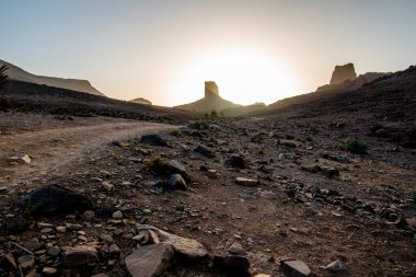 Gün batımında Bab N Ali 'nin Berber Atlası' nın turuncu kayaları ve dağlarıyla güzel manzarası Ourzazate Marakeş Fas yakınlarındaki Zagora bölgesinde yer alan bir jeolojik bölgedir.