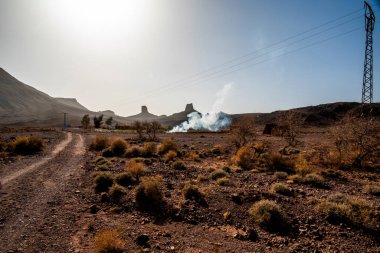 Gün batımında Bab N Ali 'nin Berber Atlası' nın turuncu kayaları ve dağlarıyla güzel manzarası Ourzazate Marakeş Fas yakınlarındaki Zagora bölgesinde yer alan bir jeolojik bölgedir.