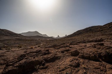 Gün batımında Bab N Ali 'nin Berber Atlası' nın turuncu kayaları ve dağlarıyla güzel manzarası Ourzazate Marakeş Fas yakınlarındaki Zagora bölgesinde yer alan bir jeolojik bölgedir.