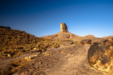 Marakeş yakınlarındaki Bab N Ali ve Jebel Saghro ile Fas 'taki Ouarzazate arasındaki atlas üzerindeki güney atlas Fas' ın tepeleri ve kayalıkları volkanik dağlardan, ovalardan ve platolardan oluşan bir panorama.