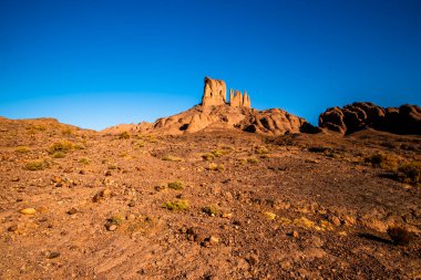 Marakeş yakınlarındaki Bab N Ali ve Jebel Saghro ile Fas 'taki Ouarzazate arasındaki atlas üzerindeki güney atlas Fas' ın tepeleri ve kayalıkları volkanik dağlardan, ovalardan ve platolardan oluşan bir panorama.