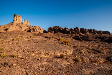 Marakeş yakınlarındaki Bab N Ali ve Jebel Saghro ile Fas 'taki Ouarzazate arasındaki atlas üzerindeki güney atlas Fas' ın tepeleri ve kayalıkları volkanik dağlardan, ovalardan ve platolardan oluşan bir panorama.