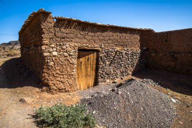 Berber kervanlarının barınakları ve vahaları Berber çobanlarının evleri Marakeş yakınlarındaki Bab N Ali ve Jebel Saghro ile Fas 'taki Ouarzazate arasındaki atlas üzerinde.