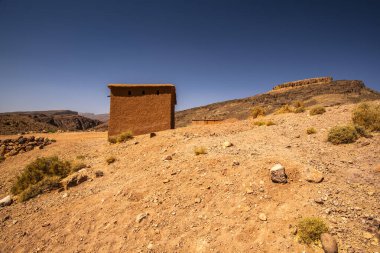 Berber kervanlarının barınakları ve vahaları Berber çobanlarının evleri Marakeş yakınlarındaki Bab N Ali ve Jebel Saghro ile Fas 'taki Ouarzazate arasındaki atlas üzerinde.