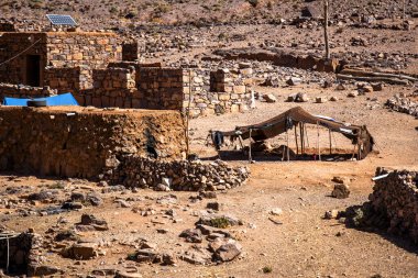 Berber kervanlarının barınakları ve vahaları Berber çobanlarının evleri Marakeş yakınlarındaki Bab N Ali ve Jebel Saghro ile Fas 'taki Ouarzazate arasındaki atlas üzerinde.