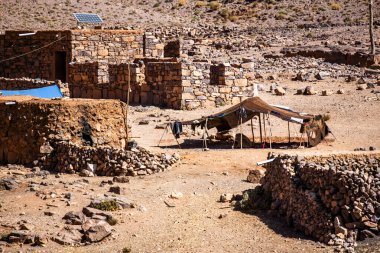 Berber kervanlarının barınakları ve vahaları Berber çobanlarının evleri Marakeş yakınlarındaki Bab N Ali ve Jebel Saghro ile Fas 'taki Ouarzazate arasındaki atlas üzerinde.